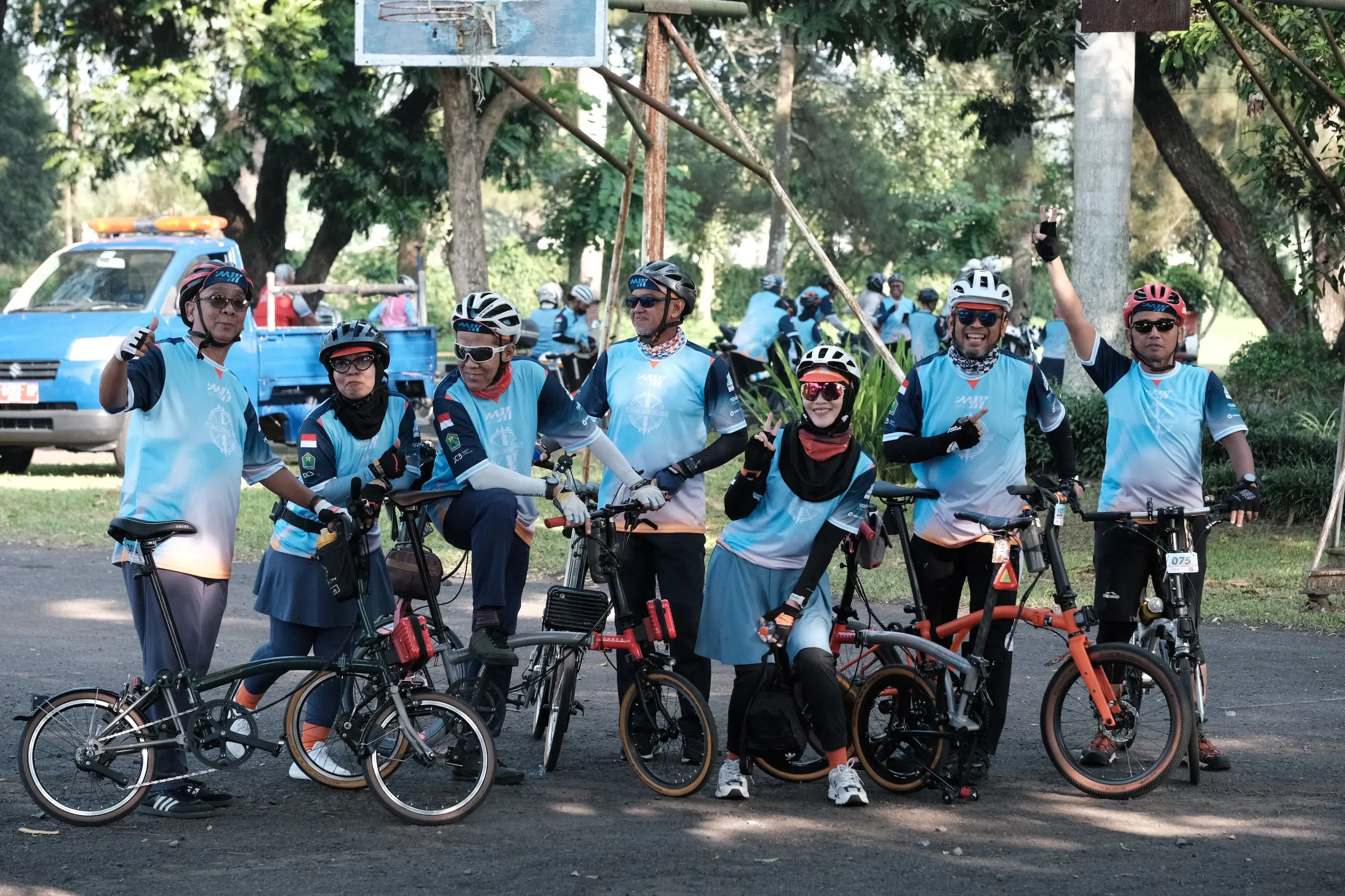Peserta M111 Family Reunion bersepeda bersama di Kota Malang